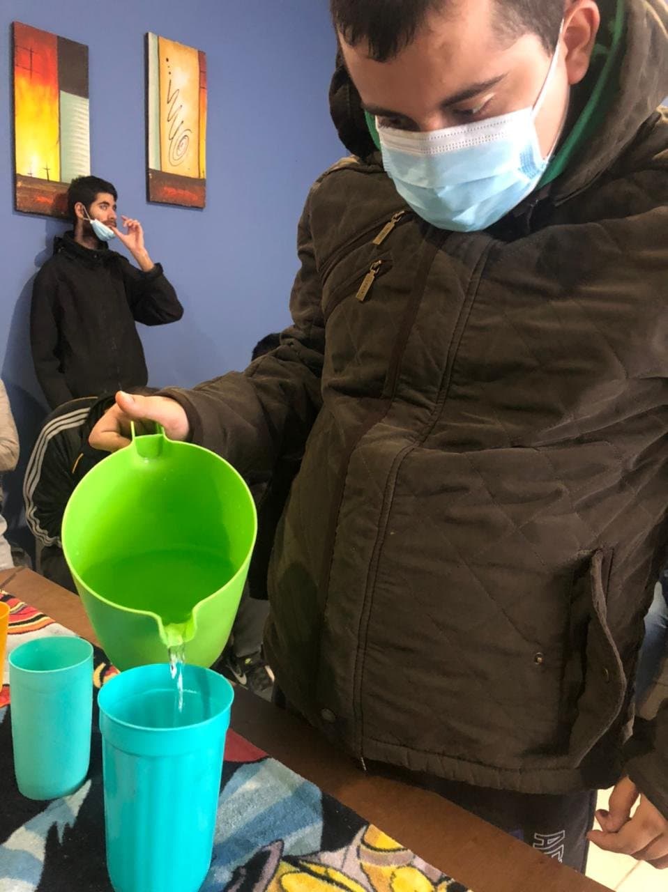 Servir agua de forma independiente
