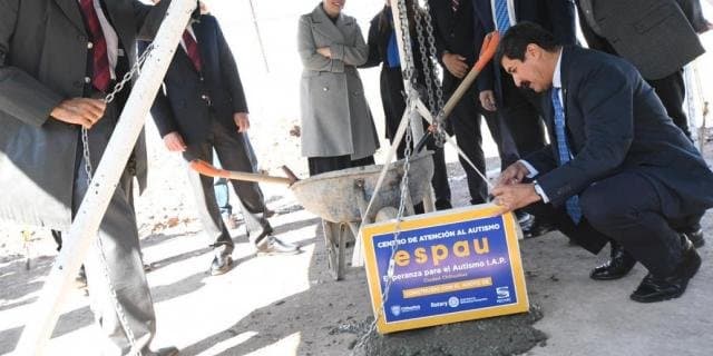 Colocación de la primera piedra del nuevo centro